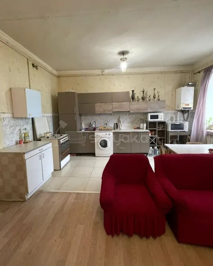 4 Սենյականոց Բնակարան Քարե Շենքում, 100քմ, 1/5 հարկ, Նորմալ Վիճակում, Կահավորված