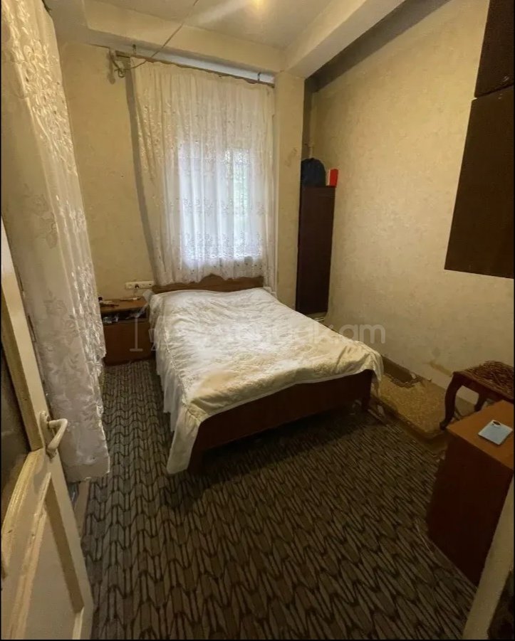 4 Սենյականոց Բնակարան Քարե Շենքում, 100քմ, 1/5 հարկ, Նորմալ Վիճակում, Կահավորված