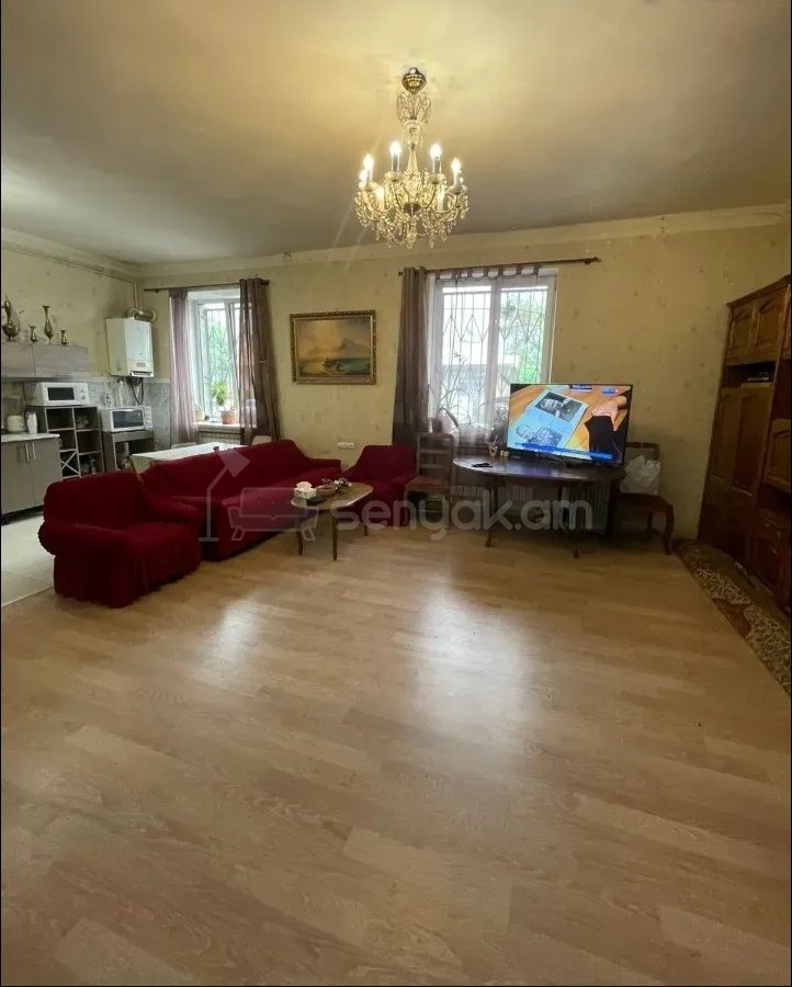 4 Սենյականոց Բնակարան Քարե Շենքում, 100քմ, 1/5 հարկ, Նորմալ Վիճակում, Կահավորված