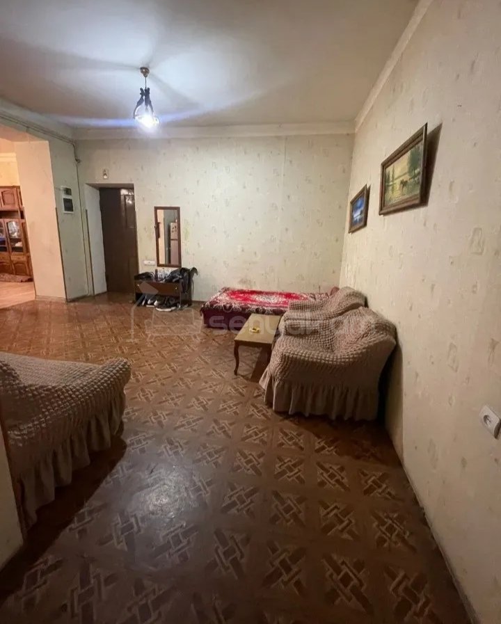 4 Սենյականոց Բնակարան Քարե Շենքում, 100քմ, 1/5 հարկ, Նորմալ Վիճակում, Կահավորված