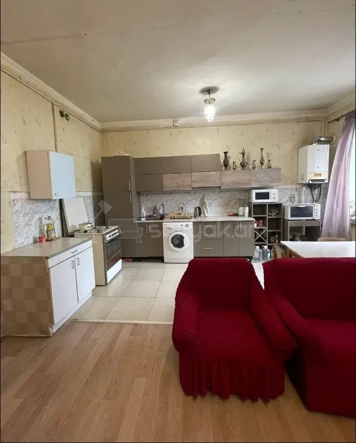 4 Սենյականոց Բնակարան Քարե Շենքում, 100քմ, 1/5 հարկ, Նորմալ Վիճակում, Կահավորված