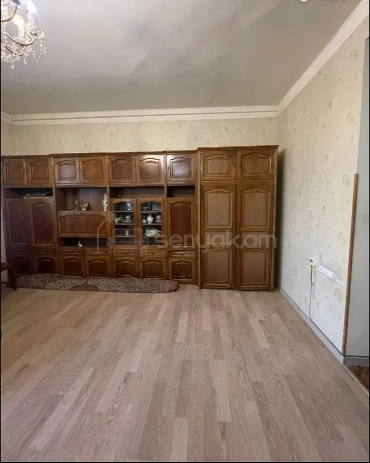 4 Սենյականոց Բնակարան Քարե Շենքում, 100քմ, 1/5 հարկ, Նորմալ Վիճակում, Կահավորված