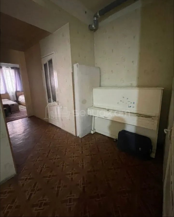 4 Սենյականոց Բնակարան Քարե Շենքում, 100քմ, 1/5 հարկ, Նորմալ Վիճակում, Կահավորված