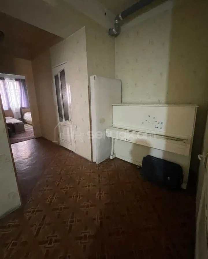 4 Սենյականոց Բնակարան Քարե Շենքում, 100քմ, 1/5 հարկ, Նորմալ Վիճակում, Կահավորված