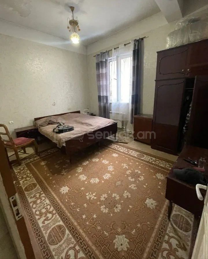 4 Սենյականոց Բնակարան Քարե Շենքում, 100քմ, 1/5 հարկ, Նորմալ Վիճակում, Կահավորված