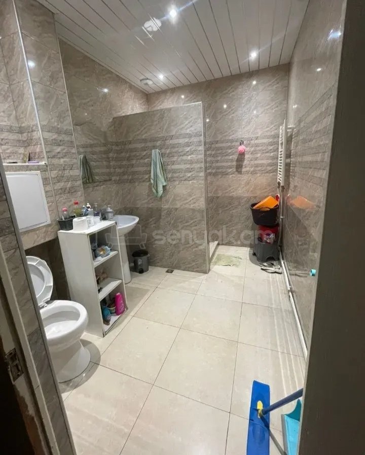 4 Սենյականոց Բնակարան Քարե Շենքում, 100քմ, 1/5 հարկ, Նորմալ Վիճակում, Կահավորված