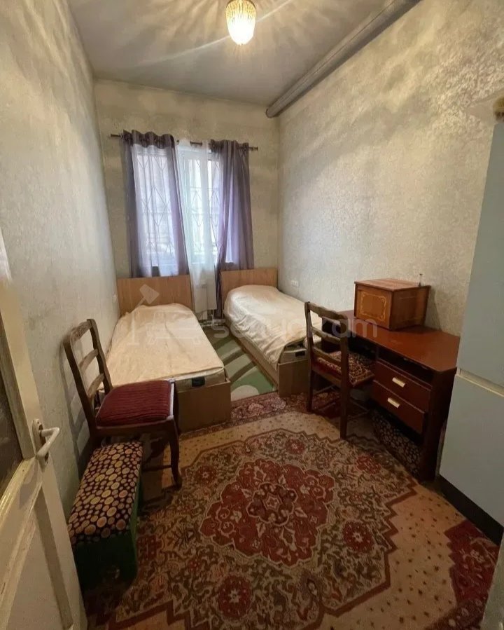 4 Սենյականոց Բնակարան Քարե Շենքում, 100քմ, 1/5 հարկ, Նորմալ Վիճակում, Կահավորված