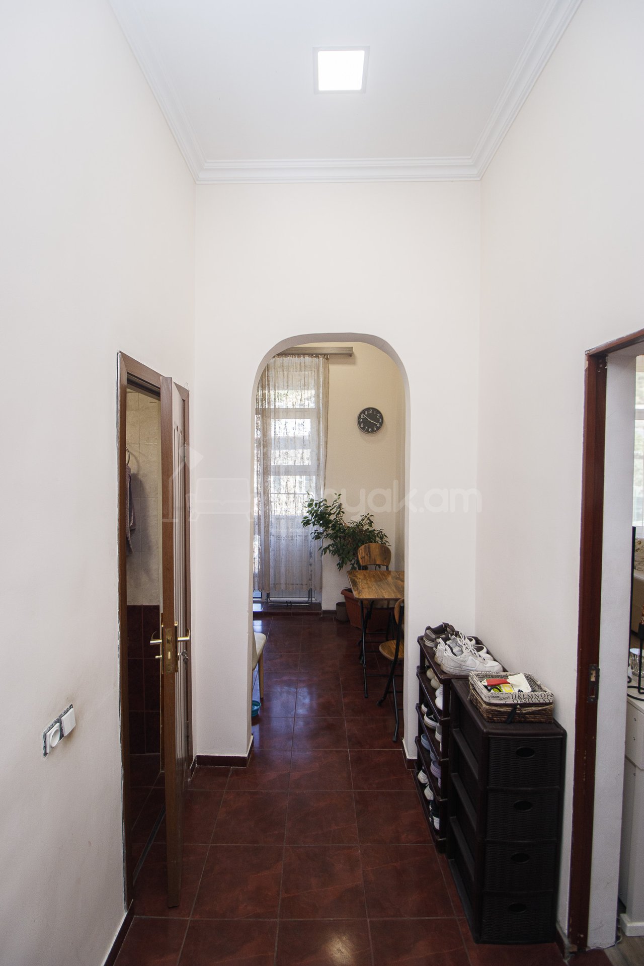 1 Սենյականոց Բնակարան Քարե Շենքում, 38քմ, 4/5 հարկ, Կապիտալ Վերանորոգված