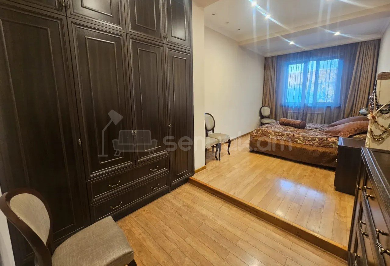 4 Սենյականոց Բնակարան Քարե Շենքում, 172քմ, 3/5 հարկ, Կապիտալ Վերանորոգված