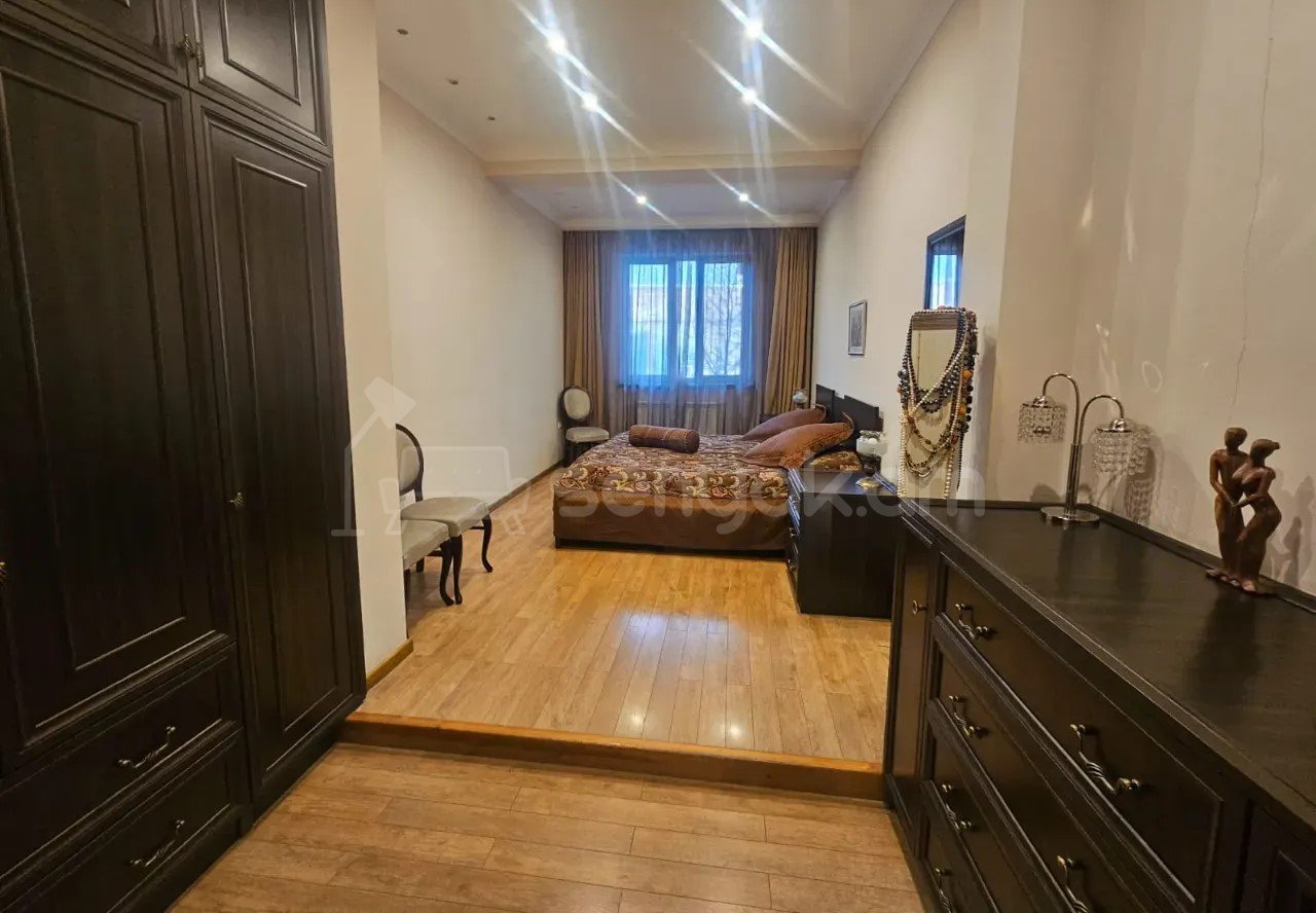 4 Սենյականոց Բնակարան Քարե Շենքում, 172քմ, 3/5 հարկ, Կապիտալ Վերանորոգված