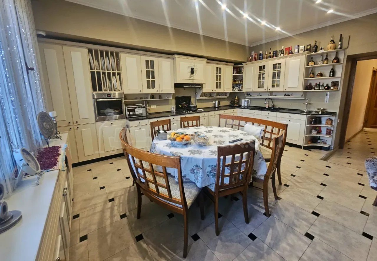 4 Սենյականոց Բնակարան Քարե Շենքում, 172քմ, 3/5 հարկ, Կապիտալ Վերանորոգված