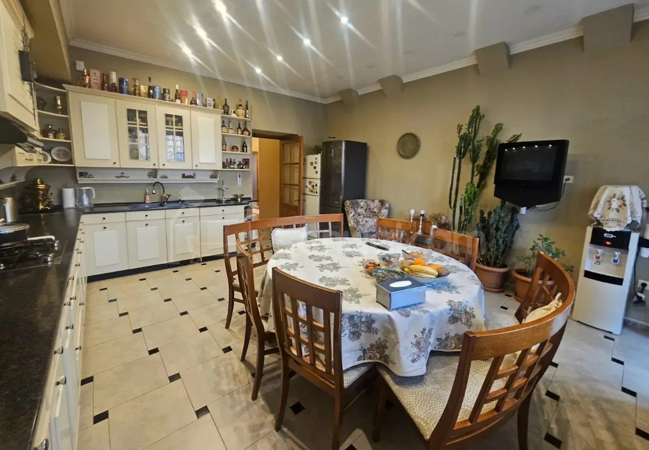 4 Սենյականոց Բնակարան Քարե Շենքում, 172քմ, 3/5 հարկ, Կապիտալ Վերանորոգված