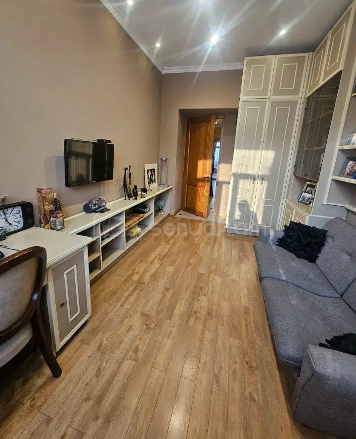 4 Սենյականոց Բնակարան Քարե Շենքում, 172քմ, 3/5 հարկ, Կապիտալ Վերանորոգված