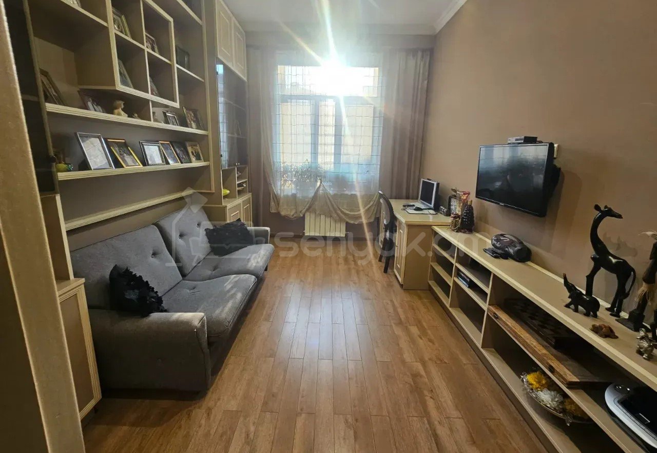 4 Սենյականոց Բնակարան Քարե Շենքում, 172քմ, 3/5 հարկ, Կապիտալ Վերանորոգված