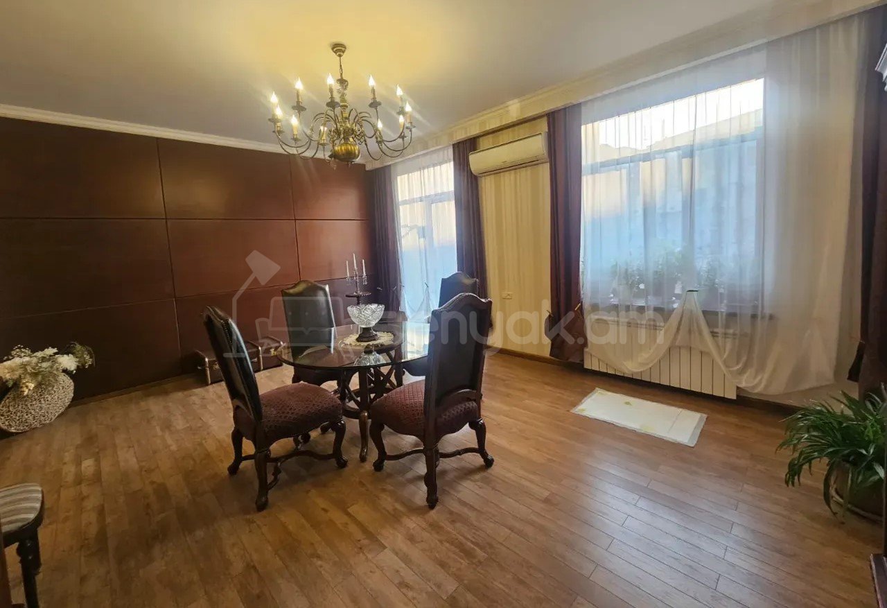 4 Սենյականոց Բնակարան Քարե Շենքում, 172քմ, 3/5 հարկ, Կապիտալ Վերանորոգված