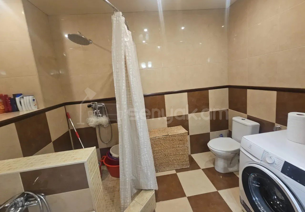 4 Սենյականոց Բնակարան Քարե Շենքում, 172քմ, 3/5 հարկ, Կապիտալ Վերանորոգված