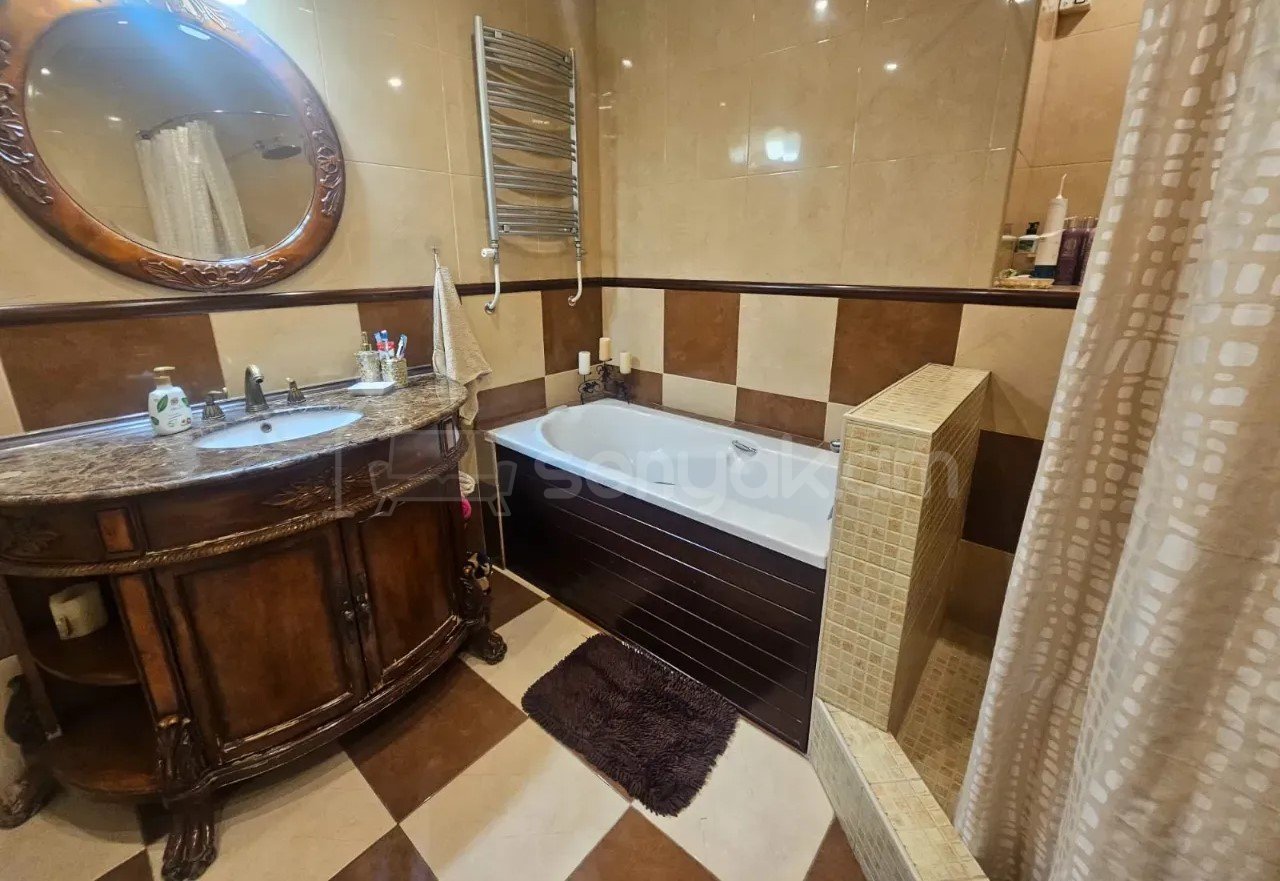 4 Սենյականոց Բնակարան Քարե Շենքում, 172քմ, 3/5 հարկ, Կապիտալ Վերանորոգված