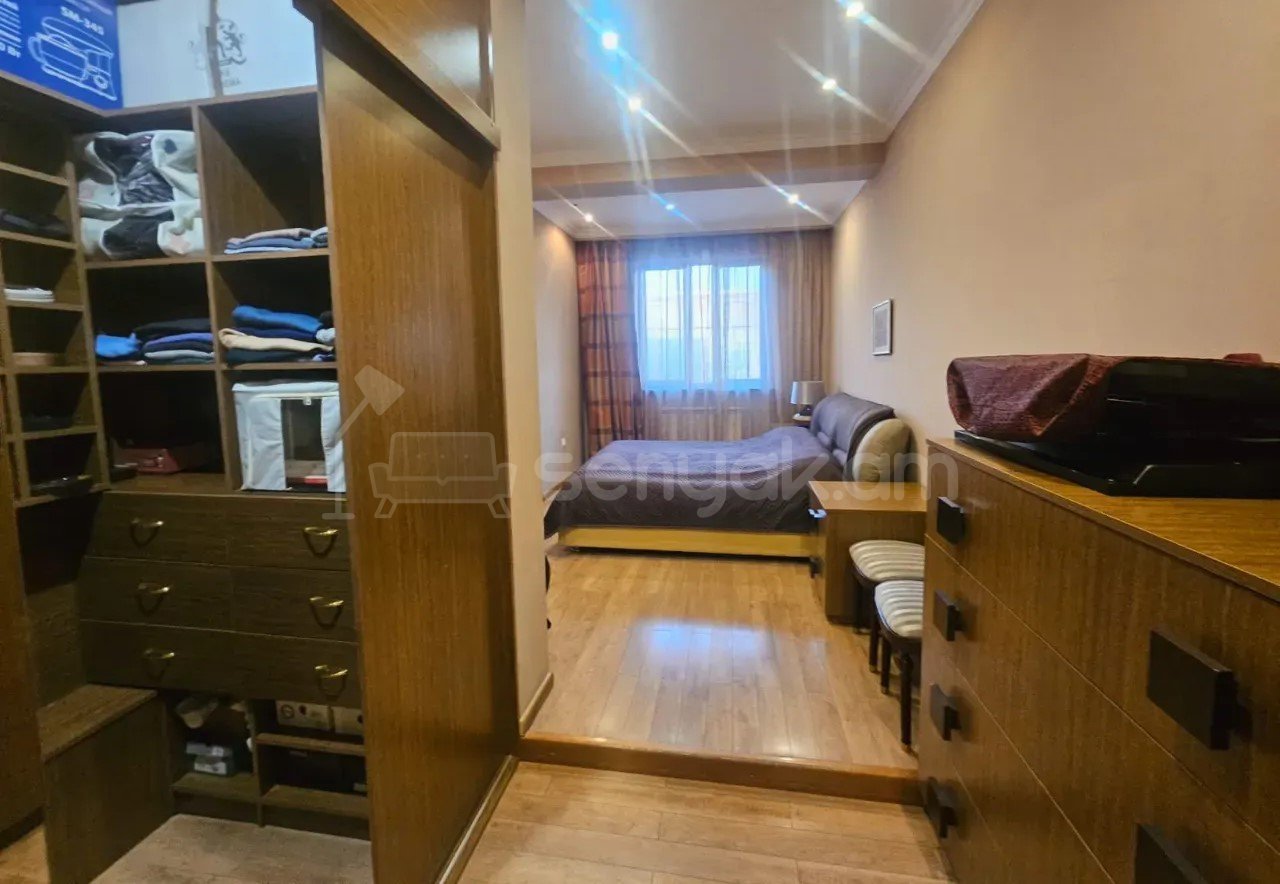 4 Սենյականոց Բնակարան Քարե Շենքում, 172քմ, 3/5 հարկ, Կապիտալ Վերանորոգված