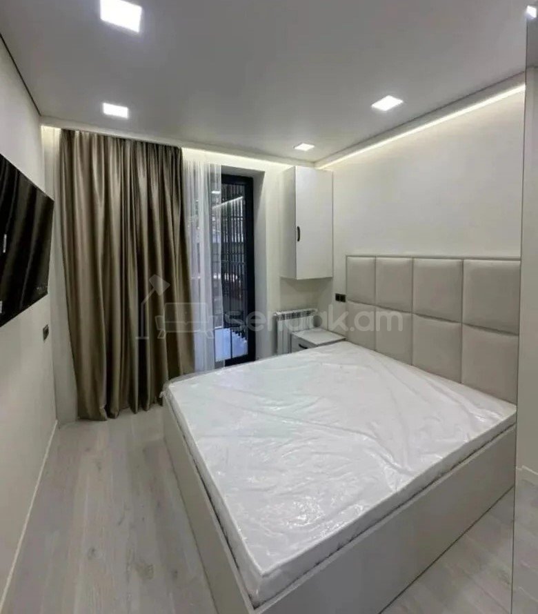 1 Սենյականոց Բնակարան Քարե Շենքում, 25քմ, 1/4 հարկ, Կապիտալ Վերանորոգված