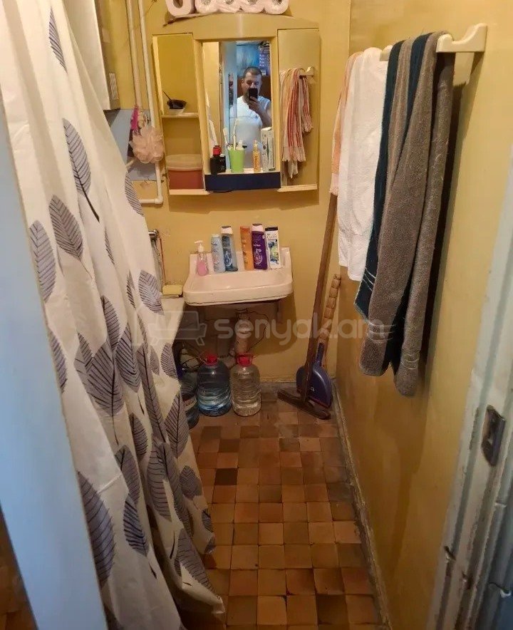 1 Սենյականոց Բնակարան Քարե Շենքում, 47քմ, 3/5 հարկ, Պետական Վիճակում