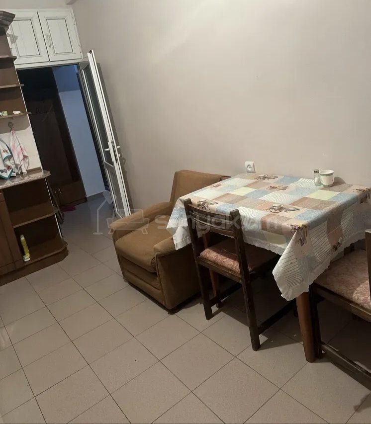 1 Սենյականոց Բնակարան Քարե Շենքում, 42քմ, 3/5 հարկ, Նորմալ Վիճակում, Կահավորված