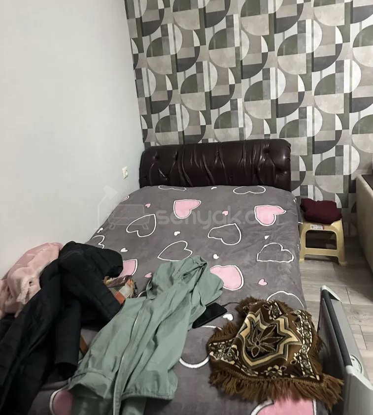 1 Սենյականոց Բնակարան Քարե Շենքում, 42քմ, 3/5 հարկ, Նորմալ Վիճակում, Կահավորված