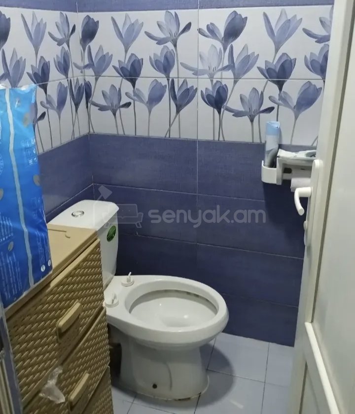 3 Սենյականոց Բնակարան Քարե Շենքում, 64քմ, 2/2 հարկ, Նորմալ Վիճակում, Կահավորված, Արևկող