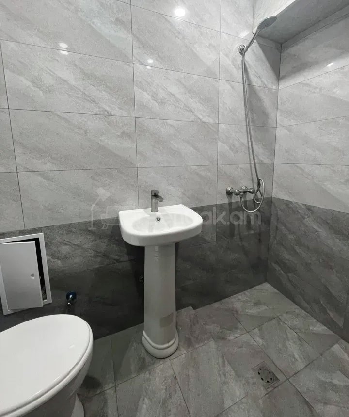 2 Սենյականոց Բնակարան Քարե Շենքում, 38քմ, 1/1 հարկ, Նորմալ Վիճակում, Կահավորված