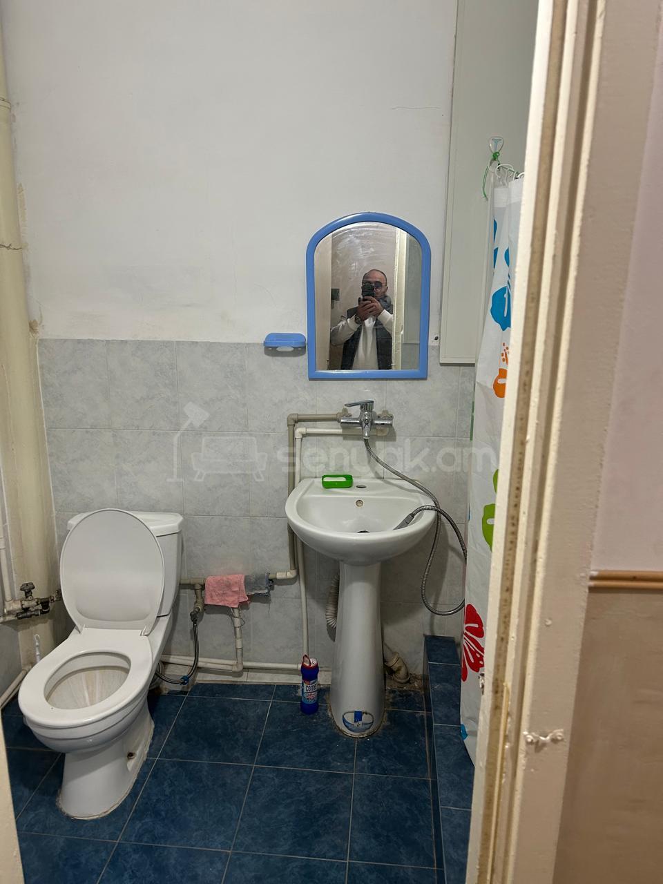 2 Սենյականոց Բնակարան Քարե Շենքում, 50քմ, 5/5 հարկ, Կապիտալ Վերանորոգված