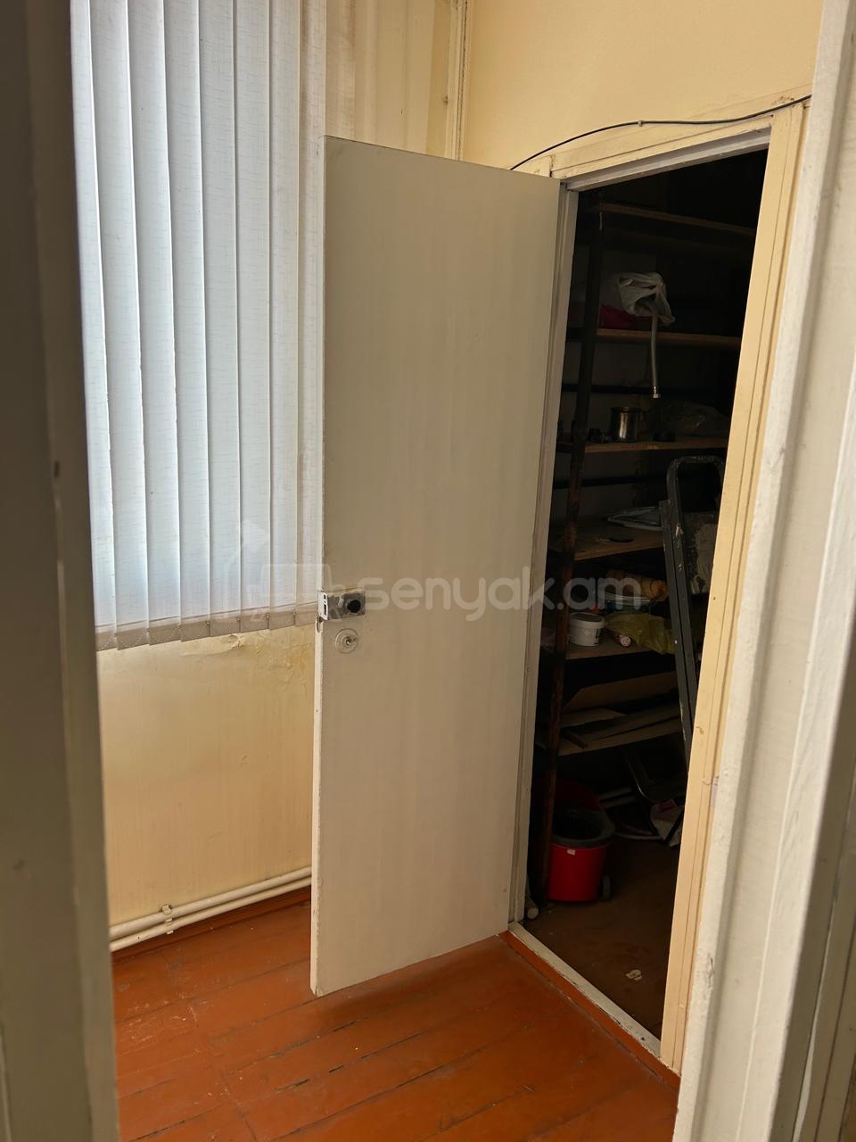 2 Սենյականոց Բնակարան Քարե Շենքում, 50քմ, 5/5 հարկ, Կապիտալ Վերանորոգված