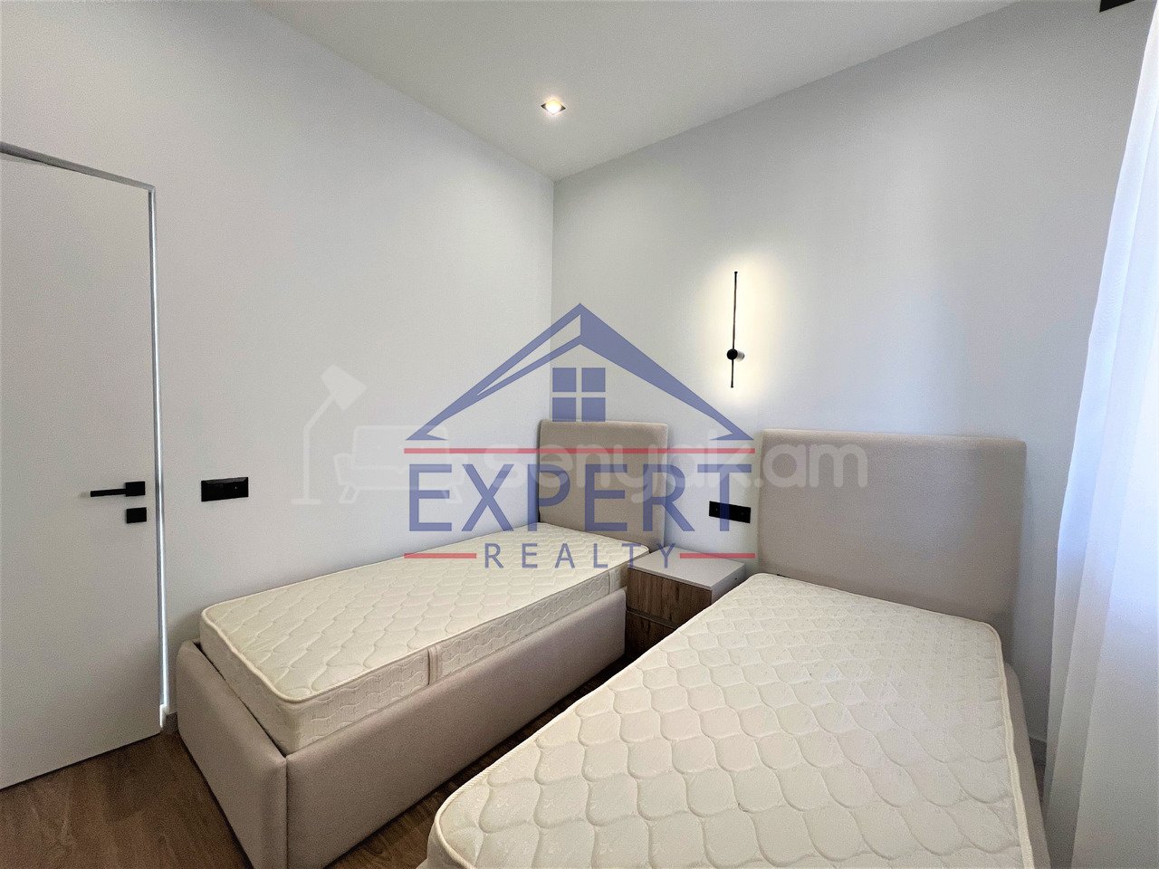 3 Սենյականոց Բնակարան Քարե Շենքում, 60քմ, 3/4 հարկ, Դիզայներական Վերանորոգված