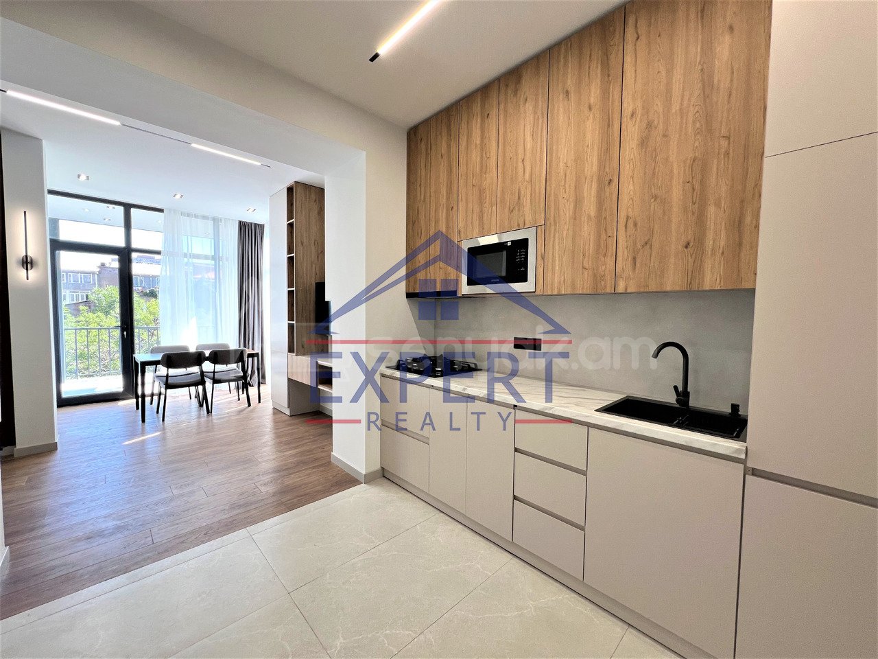 3 Սենյականոց Բնակարան Քարե Շենքում, 60քմ, 3/4 հարկ, Դիզայներական Վերանորոգված