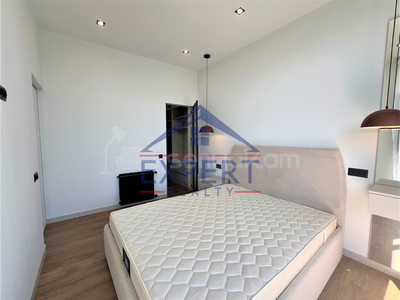 3 Սենյականոց Բնակարան Քարե Շենքում, 60քմ, 3/4 հարկ, Դիզայներական Վերանորոգված