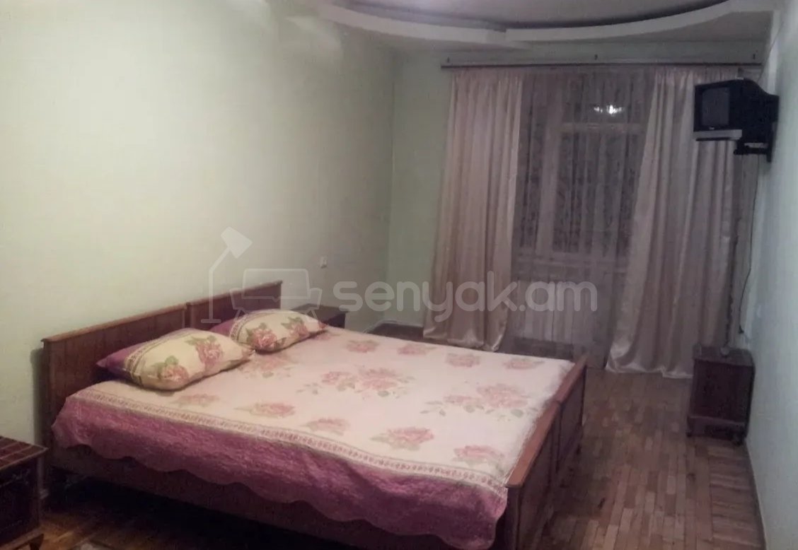 2 Սենյականոց Բնակարան Քարե Շենքում, 72քմ, 5/5 հարկ, Կապիտալ Վերանորոգված, Կահավորված