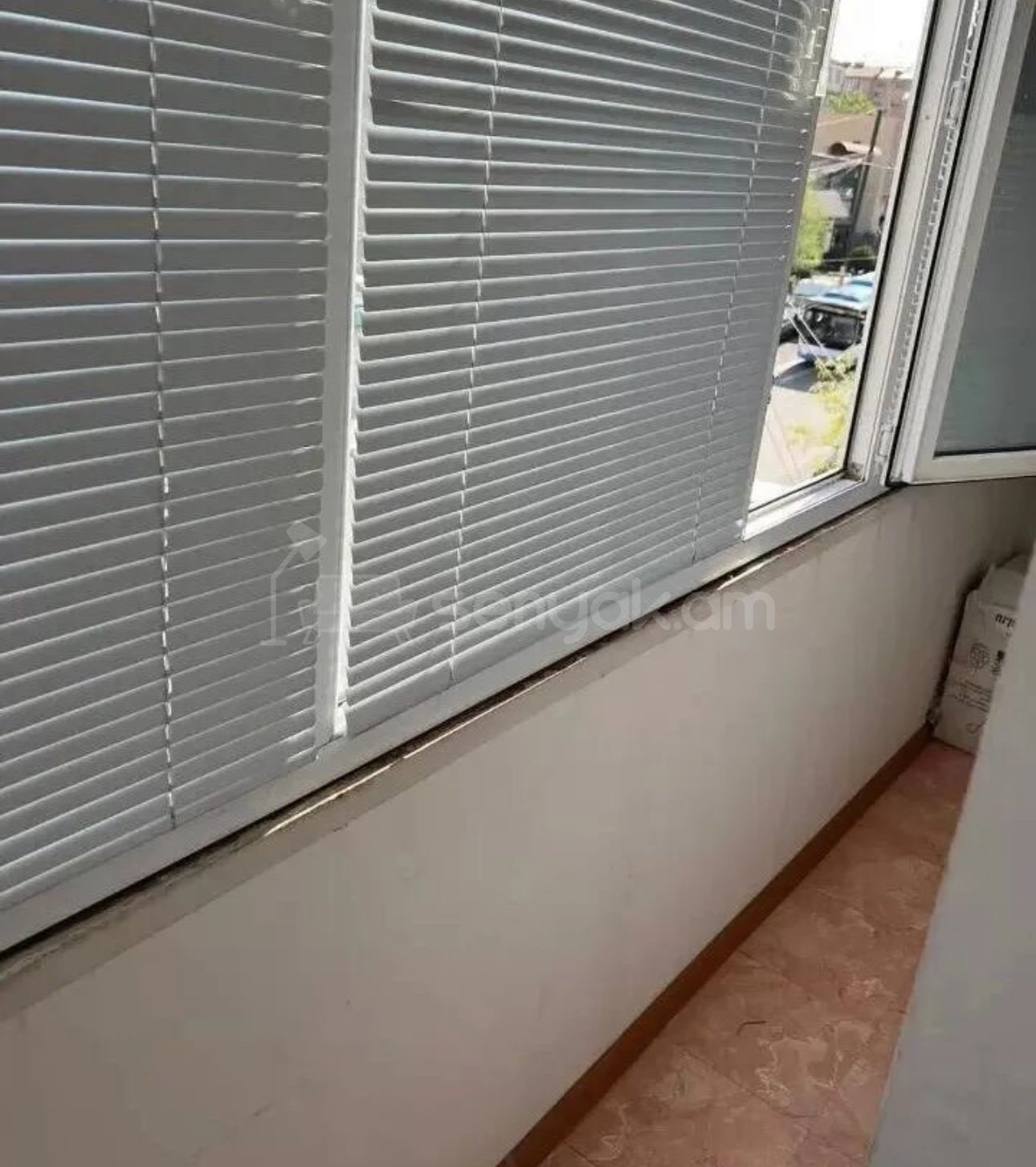 3 Սենյականոց Բնակարան Քարե Շենքում, 69քմ, 4/5 հարկ, Նորմալ Վիճակում, Կահավորված, Արևկող