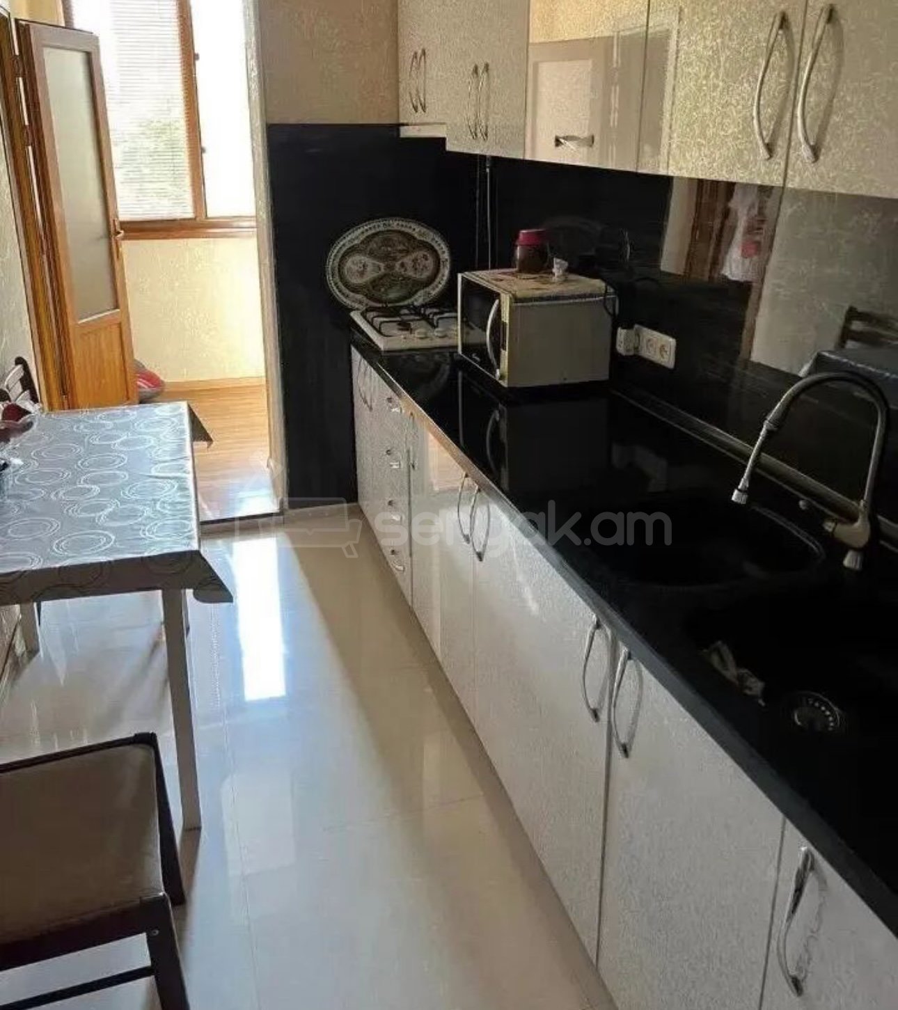 3 Սենյականոց Բնակարան Քարե Շենքում, 69քմ, 4/5 հարկ, Նորմալ Վիճակում, Կահավորված, Արևկող