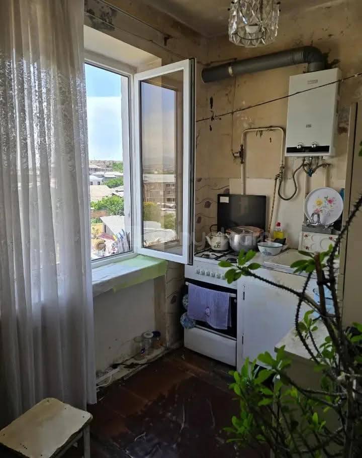 2 Սենյականոց Բնակարան Քարե Շենքում, 45քմ, 5/5 հարկ, Նորմալ Վիճակում