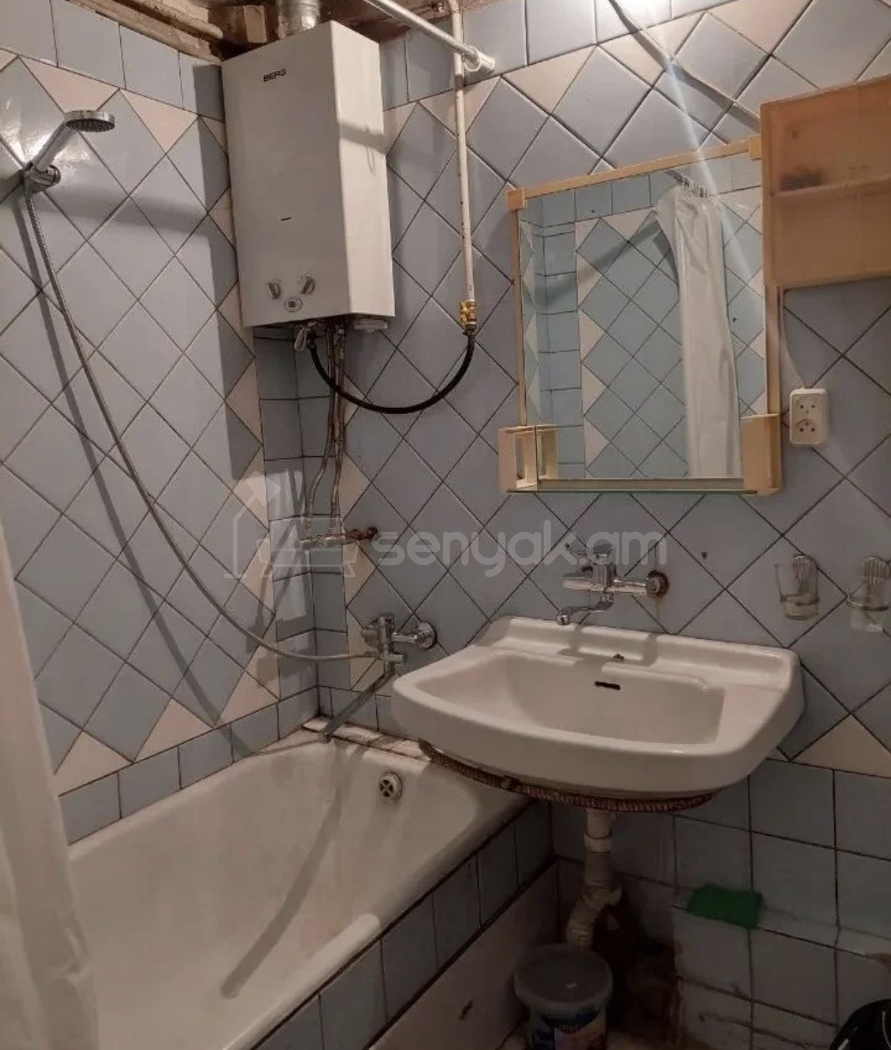 4 Սենյականոց Բնակարան Քարե Շենքում, 102քմ, 5/5 հարկ, Նորմալ Վիճակում, Կահավորված, Արևկող