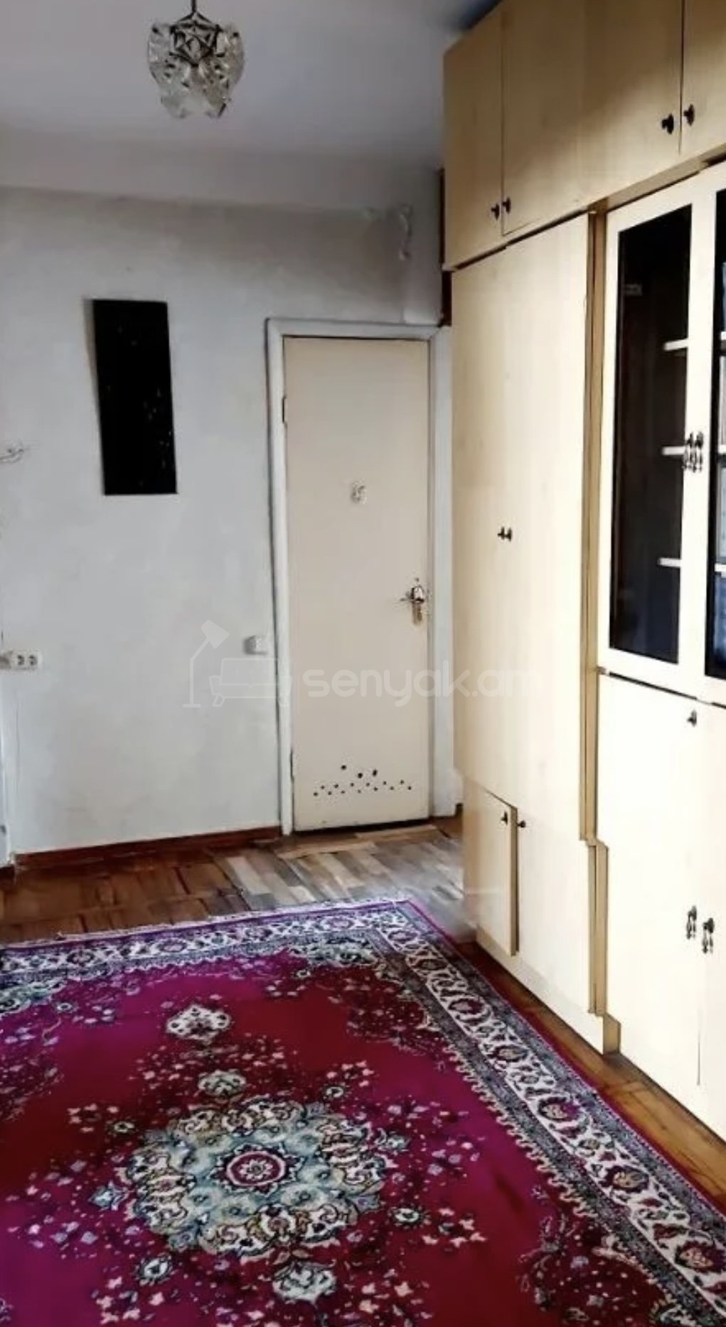 4 Սենյականոց Բնակարան Քարե Շենքում, 102քմ, 5/5 հարկ, Նորմալ Վիճակում, Կահավորված, Արևկող