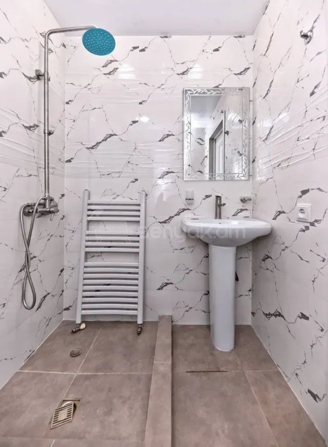 2 Սենյականոց Բնակարան Քարե Շենքում, 64քմ, 5/5 հարկ, Կապիտալ Վերանորոգված