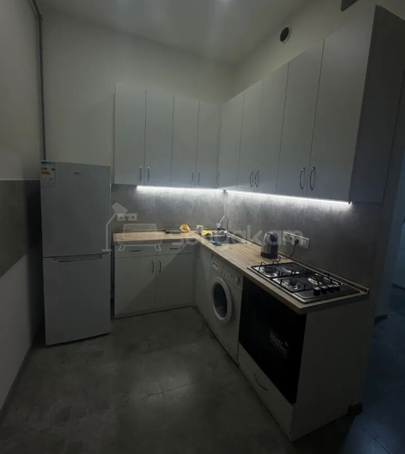 1 Սենյականոց Բնակարան Քարե Շենքում, 40քմ, 3/8 հարկ, Դիզայներական Վերանորոգված, Կահավորված