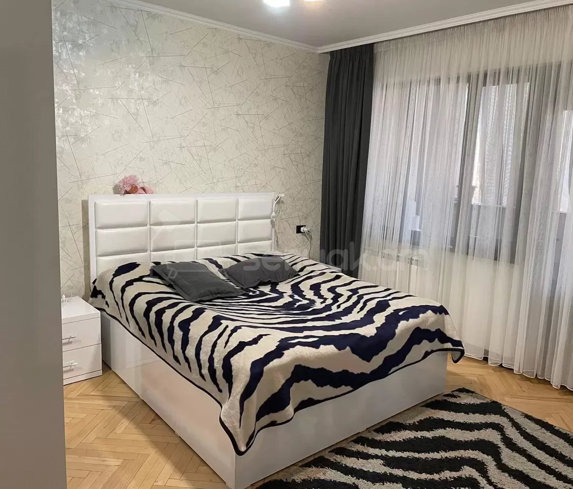 3 Սենյականոց Բնակարան Քարե Շենքում, 93քմ, 5/5 հարկ, Կապիտալ Վերանորոգված