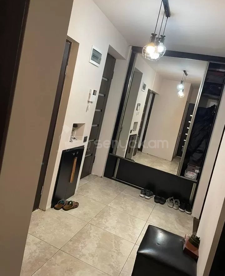 3 Սենյականոց Բնակարան Քարե Շենքում, 93քմ, 5/5 հարկ, Կապիտալ Վերանորոգված