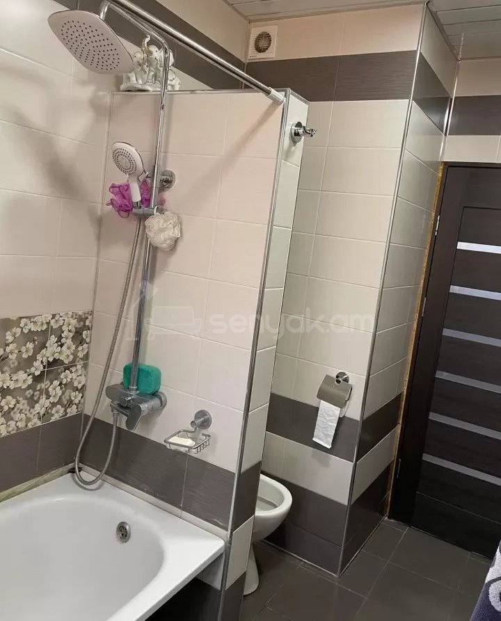 3 Սենյականոց Բնակարան Քարե Շենքում, 93քմ, 5/5 հարկ, Կապիտալ Վերանորոգված