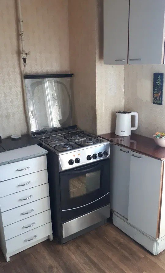 1 Սենյականոց Բնակարան Քարե Շենքում, 33քմ, 2/5 հարկ, Պետական Վիճակում, Կահավորված