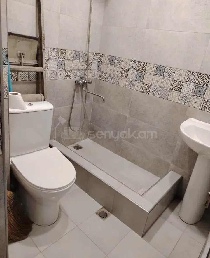 1 Սենյականոց Բնակարան Քարե Շենքում, 45քմ, 2/5 հարկ, Կապիտալ Վերանորոգված, Կահավորված