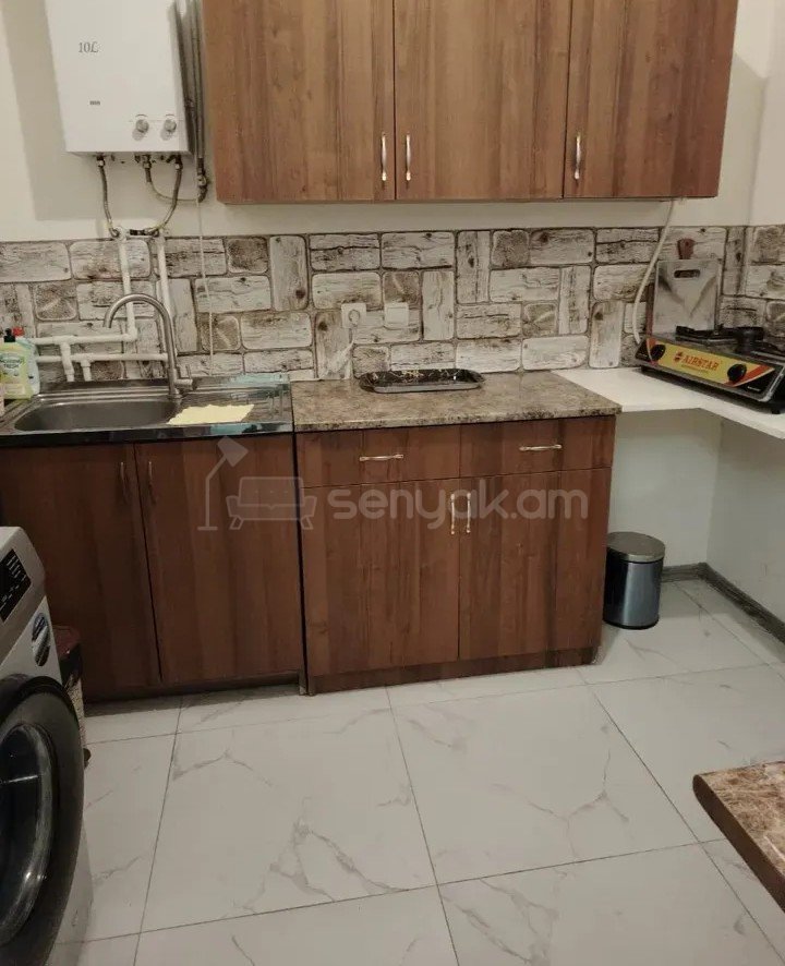 1 Սենյականոց Բնակարան Քարե Շենքում, 45քմ, 2/5 հարկ, Կապիտալ Վերանորոգված, Կահավորված