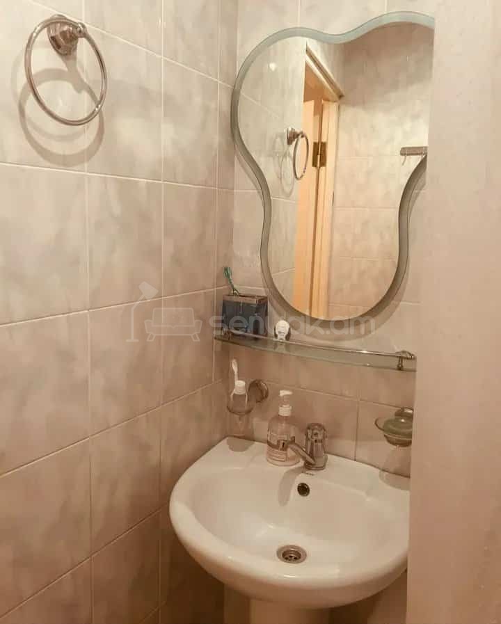 2 Սենյականոց Բնակարան Քարե Շենքում, 67քմ, 2/5 հարկ, Նորմալ Վիճակում