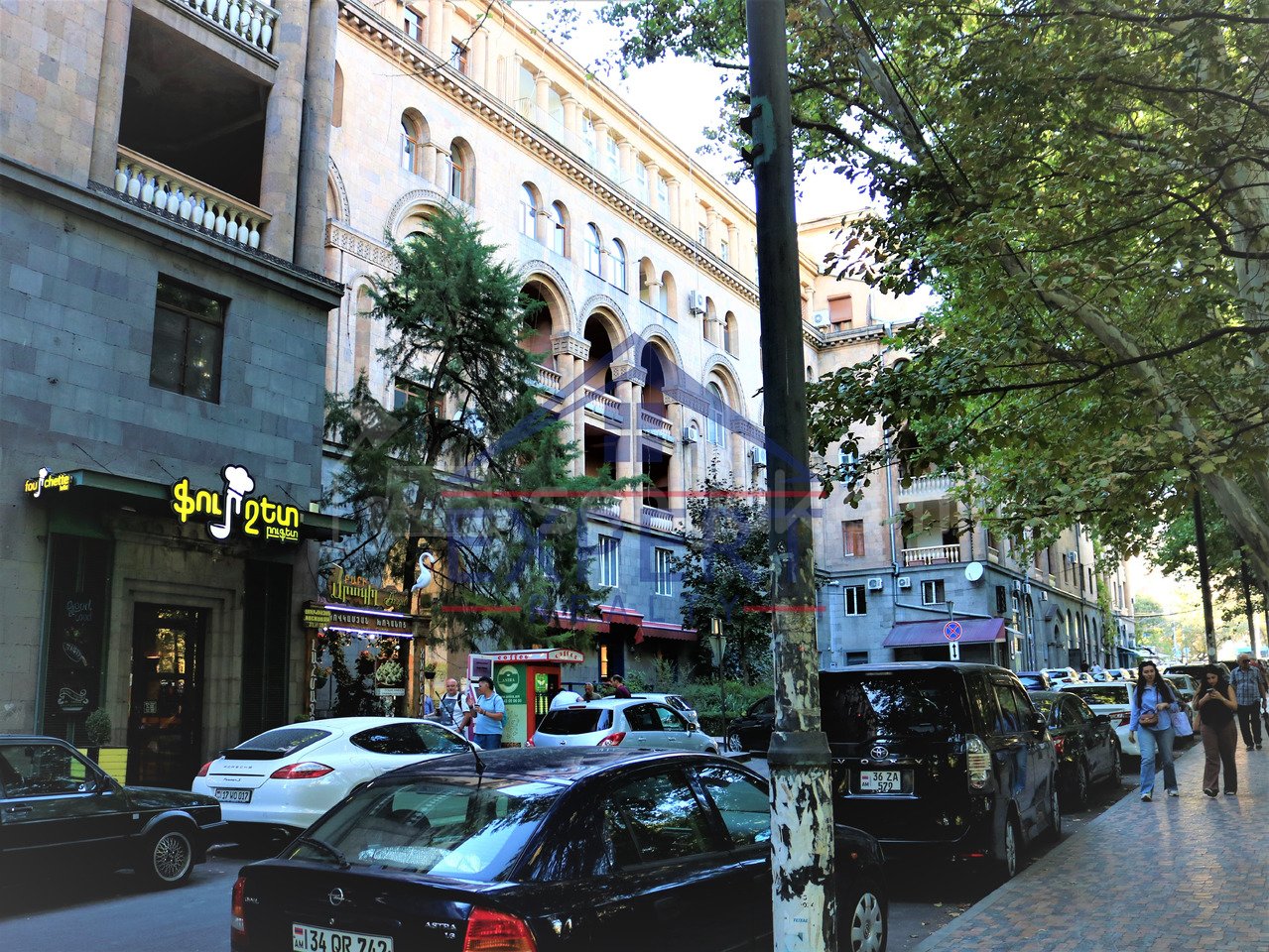 4 Սենյականոց Բնակարան Քարե Շենքում, 108քմ, 2/6 հարկ, Պետական Վիճակում