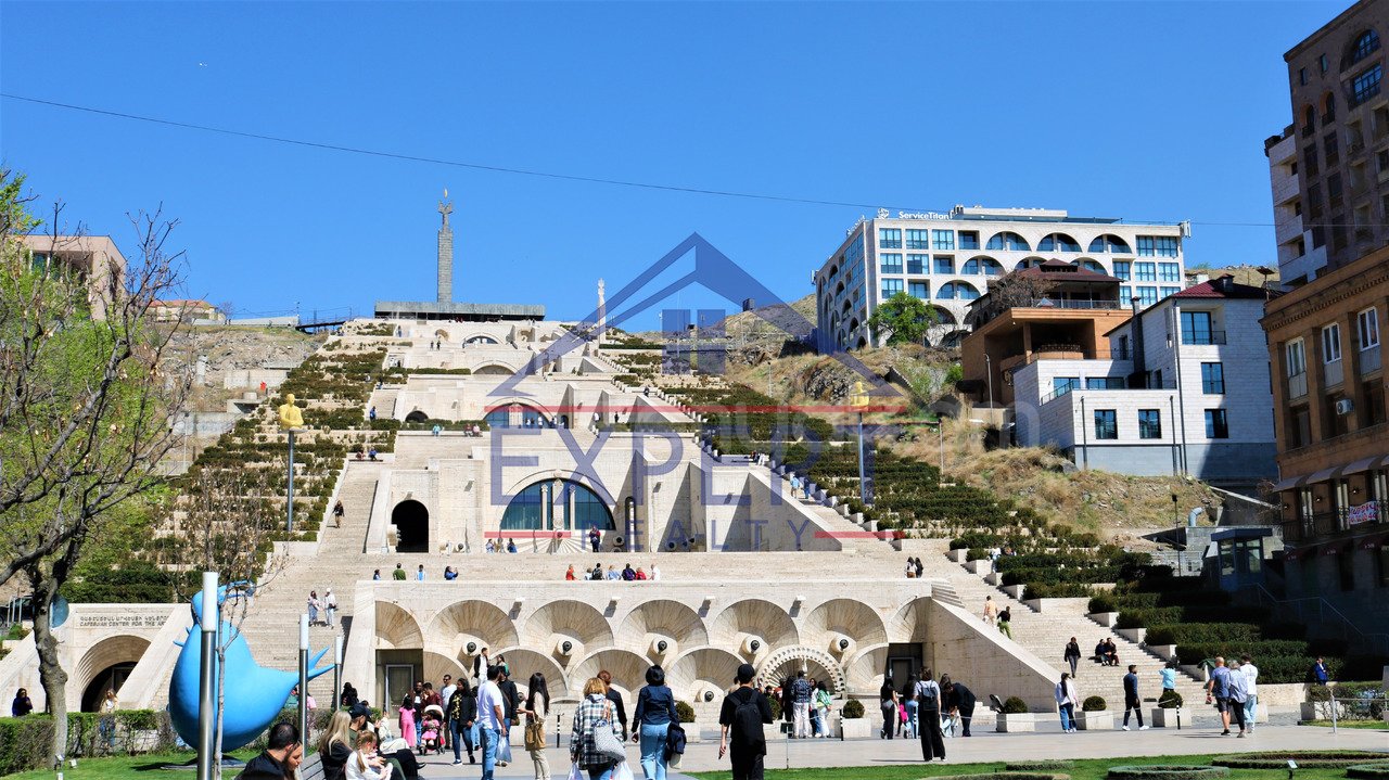 3 Սենյականոց Բնակարան Քարե Շենքում, 180քմ, 3/5 հարկ, Կապիտալ Վերանորոգված, Կահավորված, Արևկող